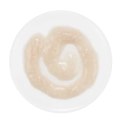Hvid skål med lys beige vådfoder i gelé, formet som en spiral. Ingen synlig tekst eller mærke på produktet.