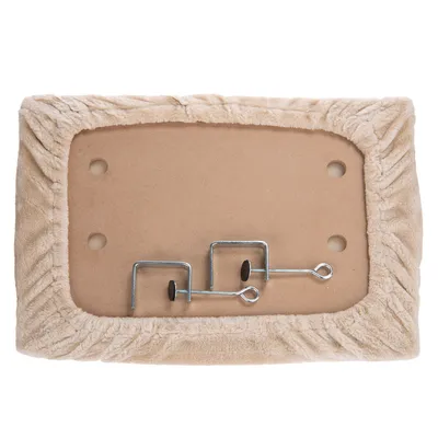 Repuesto para árbol rascador: plataforma rectangular con borde de felpa suave, base de madera y gancho metálico para fijación. Cuatro orificios de montaje visibles.