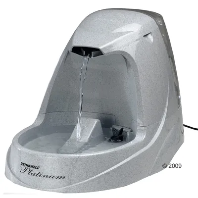 Fontaine à eau grise en plastique pour animaux, marque Drinkwell Platinum, avec jet d’eau visible et réservoir arrière transparent. Marquage © 2009 sur le côté.