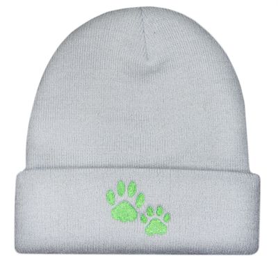 Szürke kötött sapka zöld mancs mintával az elején.