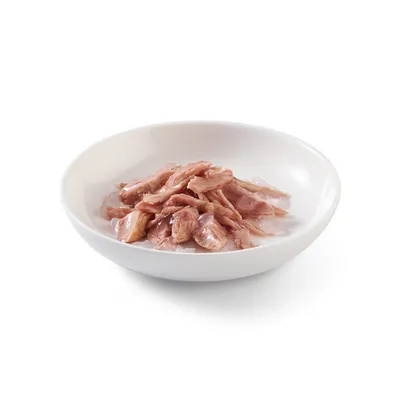 Skål med möra köttbitar i gelé, serveringsklar.