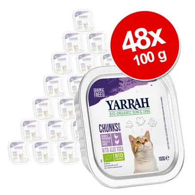 Yarrah Bio-Organic kattenvoer, 48 x 100 g kuipjes. Tekst op verpakking: 'Chunks with chicken & turkey, with aloe vera, bio organic, grain free recipe'. Afbeelding van kat zichtbaar.