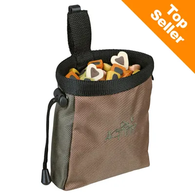 Bruine Dog Activity snacktas gevuld met hartvormige hondensnacks, trekkoordsluiting en lus. Rechtsboven oranje label met witte tekst: Top Seller. Bruine Dog Activity snacktas gevuld met hartvormige hondensnacks, trekkoordsluiting en lus. Rechtsboven oranje label met witte tekst: Top Seller.