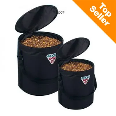 Deux conteneurs noirs ouverts remplis de croquettes, étiquette visible « FOOD DOG », coin orange avec texte anglais « Top Seller » en haut à droite.