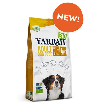 Yarrah BIO Adult Dog Food, proteiini 25 %, rasva 13 %, kana. Pakkauksessa koiran kuva ja oranssi merkintä: NEW! Näkyvissä luomusertifikaatti ja 100 % luonnolliset ainesosat.