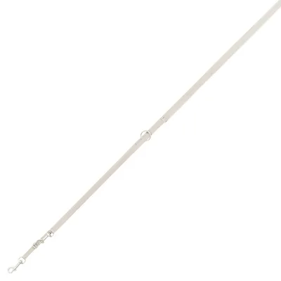 Hundkoppel i ljust material med metallspännen och ringar, justerbar längd synlig på bilden.
