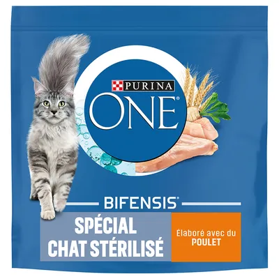 Purina ONE Bifensis Spécial Chat Stérilisé, élaboré avec du poulet. Bild på katt, kycklingbitar, vete och persilja synliga på förpackningen. Text på franska. Purina ONE Bifensis Spécial Chat Stérilisé, élaboré avec du poulet. Bild på katt, kycklingbitar, vete och persilja synliga på förpackningen. Text på franska.