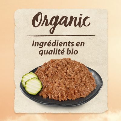 Texte : Organic. Ingrédients en qualité bio. Assiette de pâtée marron avec deux tranches de concombre visibles à gauche.