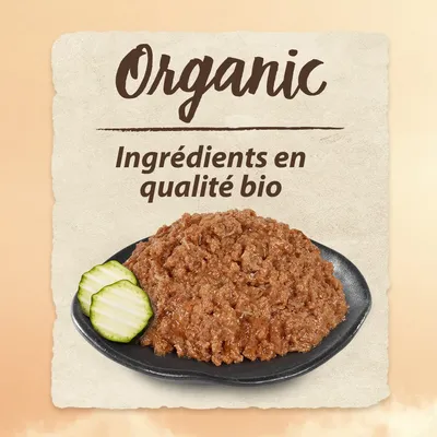 Texte : Organic. Ingrédients en qualité bio. Assiette de pâtée marron avec deux tranches de concombre visibles à gauche.