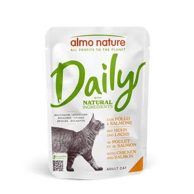 Almo Nature Daily kattenvoer voor volwassen katten, met kip en zalm, natuurlijke ingrediënten. Tekst: All profits to the planet, with chicken and salmon, adult cat.