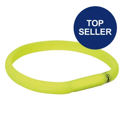 Leuchtendes gelbes Halsband mit Aufschrift 'TOP SELLER' in blauem Kreis. Geeignet für Sichtbarkeit bei Dunkelheit.