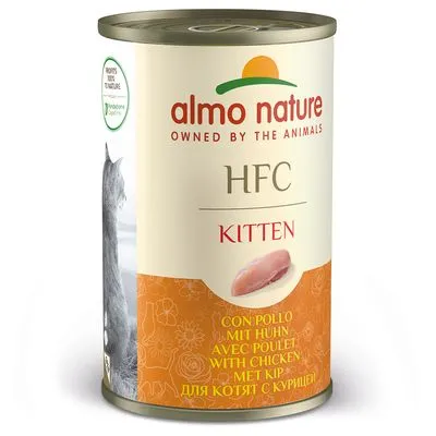 almo nature HFC Kitten natvoer, met kip. Tekst op blik: con pollo, mit Huhn, avec poulet, with chicken, met kip. Afbeelding van stuk kip en kat zichtbaar.