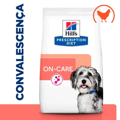 Hill's Prescription Diet ON-CARE, embalagem de ração com imagem de cão, texto 'CONVALESCENÇA' na vertical e símbolo de frango. Selo ActivBiome visível. Hill's Prescription Diet ON-CARE, embalagem de ração com imagem de cão, texto 'CONVALESCENÇA' na vertical e símbolo de frango. Selo ActivBiome visível.