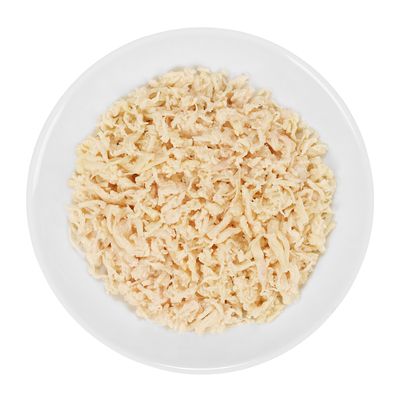 Hvid tallerken med strimlet, lyst kød, serveret uden emballage eller synlige mærker. Ingen tekst eller yderligere information synlig på billedet.