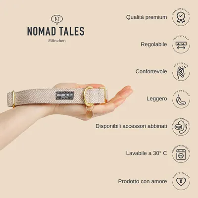 Collare Nomad Tales München tenuto in mano, etichetta visibile. Testo: Qualità premium, Regolabile, Confortevole, Leggero, Disponibili accessori abbinati, Lavabile a 30°C, Prodotto con amore.
