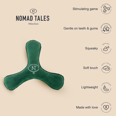 Nomad Tales München hondenspeelgoed, groen pluche met NT-logo. Engelstalige tekst: Stimulating game, Gentle on teeth & gums, Squeaky, Soft touch, Lightweight, Made with love.