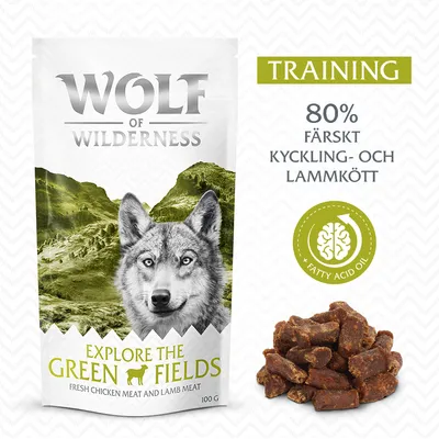 Wolf of Wilderness Explore the Green Fields, 100 g. Training, 80 % färskt kyckling- och lammkött, + fatty acid oil. Bild på förpackning och bitar av hundgodis.