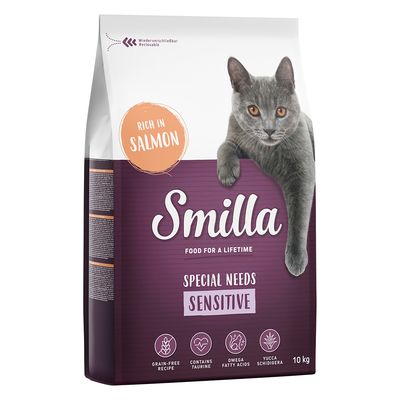 Smilla Special Needs Sensitive kattmat, 10 kg. Text: Rich in salmon, food for a lifetime, grain-free recipe, contains taurin, omega fatty acids, yucca schidigera. Bild på grå katt.