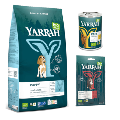 Produits Yarrah Bio Organic pour chien : sac Puppy, boîte Paté au poulet, sachet Chewsticks. Texte visible : Offre d’essai !, Paté with chicken, Chewsticks with beef & chicken.