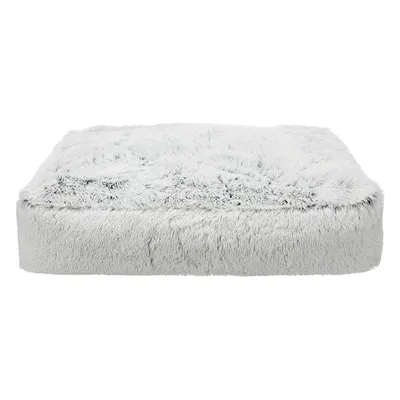 Cama rectangular para mascotas de felpa gris claro, superficie mullida y bordes rectos, sin marcas ni textos visibles. Cama rectangular para mascotas de felpa gris claro, superficie mullida y bordes rectos, sin marcas ni textos visibles.