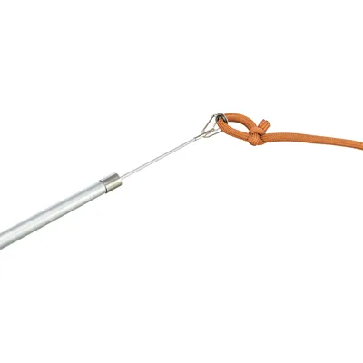 Silberne Metallstange mit Draht und orangefarbener Schnur, verbunden durch einen Karabinerhaken.