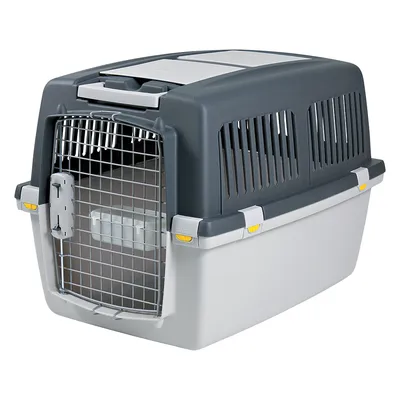 Transportkasse til kæledyr med grå plastikbund, mørkegråt låg og metalgitterdør. Ventilationsåbninger på siderne og låsemekanismer synlige.