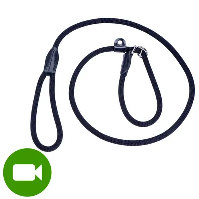 Czarna smycz z linki z pętlą i metalowym zapięciem, materiał tekstylny. Ikona wideo w lewym dolnym rogu.