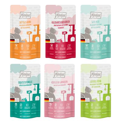 Sechs Mjamjam Nassfutter-Sorten: Saftiges Huhn, Kulinarischer Hirsch, Gute Pute, Exquisite Forelle, Köstliche Garnelen, Leckeres Rind. Jede Sorte mit Zutatenangabe auf der Verpackung.