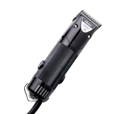 Tondeuse électrique noire avec lame métallique, marque Oster Golden A5 visible sur l’appareil. Câble d’alimentation attaché à la base.