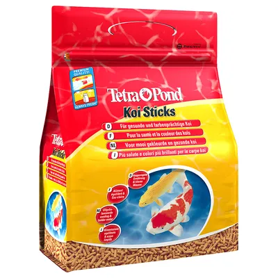 Tetra Pond Koi Sticks fiskfoder, förpackning med bild på två koi-fiskar och text på flera språk om hälsa och färg. Premium Quality-märke synligt upptill. Tetra Pond Koi Sticks fiskfoder, förpackning med bild på två koi-fiskar och text på flera språk om hälsa och färg. Premium Quality-märke synligt upptill.