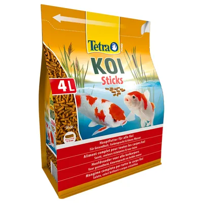 Опаковка Tetra KOI Sticks 4L с изображение на две шаранови риби и плаващи пръчици. Видими са текстове на няколко езика за основна храна за всички Koi.