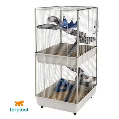 Ferplast ketrec több szinttel, műanyag aljjal, rámpákkal, csővel és kék házzal, fehér rácsozattal, görgős talppal. Ferplast márkanév bal alsó sarokban.