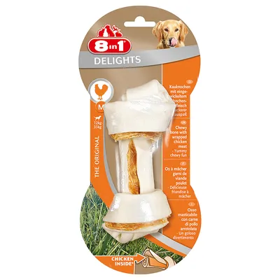 Przysmak dla psa 8in1 Delights, kość do żucia z mięsem kurczaka, rozmiar M, dla psów 12–35 kg. Na opakowaniu widoczny napis: CHICKEN INSIDE.