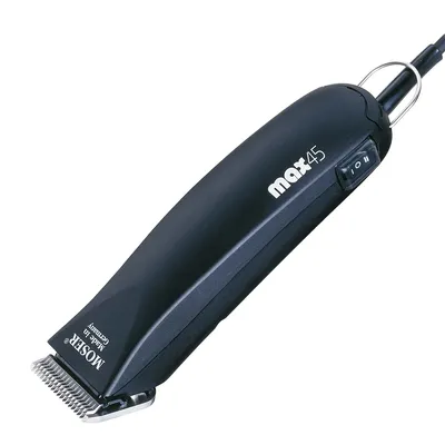 Tondeuse électrique noire MOSER max45 avec interrupteur marche/arrêt visible, inscription 'Made in Germany' sur la tête de coupe en métal. Tondeuse électrique noire MOSER max45 avec interrupteur marche/arrêt visible, inscription 'Made in Germany' sur la tête de coupe en métal.