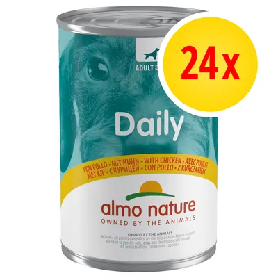 Confezione da 24x Almo Nature Daily, alimento per cani adulti con pollo. Testo visibile: 'con pollo', 'Daily', 'almo nature', 'owned by the animals'.