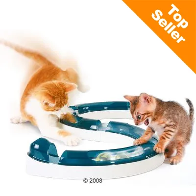 Två katter leker med blå och vit interaktiv bana för bollar. Orange hörn med texten Top Seller.