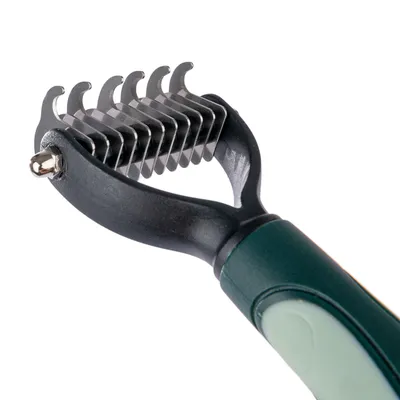 Ontklittingskam met ergonomisch handvat en roestvrijstalen metalen tanden voor vachtverzorging.