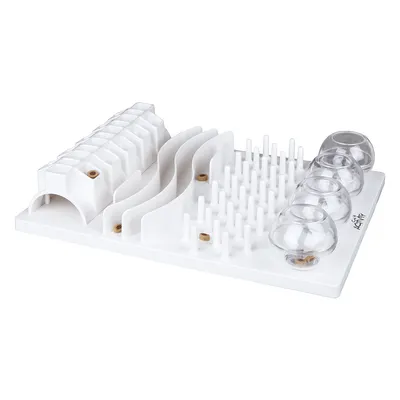 Station de jeu et d’alimentation interactive blanche avec divers obstacles, boules transparentes et cavités pour friandises. Favorise l’habileté et une alimentation lente.