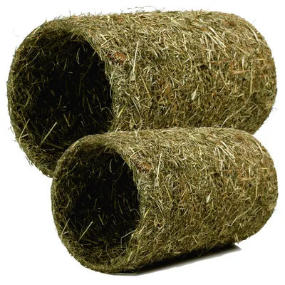 Två cylindriska tunnlar av hö, placerade ovanpå varandra. Materialet är tydligt synligt som torkat gräs eller hö.