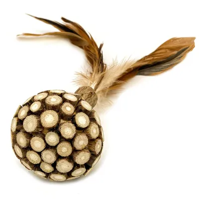 Zabawka dla kota z naturalnych patyczków uformowanych w kulę, zakończona piórkami. Widoczne materiały: drewno i pióra. Zabawka dla kota z naturalnych patyczków uformowanych w kulę, zakończona piórkami. Widoczne materiały: drewno i pióra.