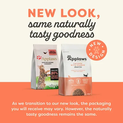 Applaws kattenvoer, 400g, oude en nieuwe verpakking zichtbaar. Tekst: 'NEW LOOK, same naturally tasty goodness', 'NEW DESIGN'. 80% kippenproteïne, met zalm voor volwassen katten.