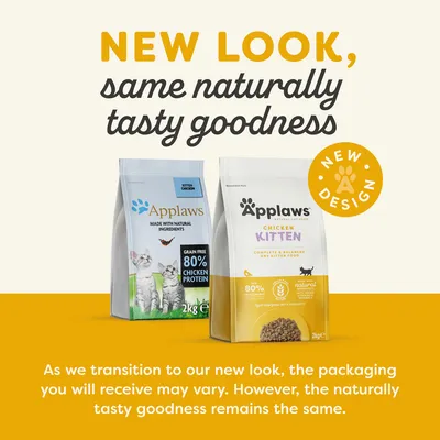 Dva obaly Applaws Chicken Kitten 2 kg, jeden s nápisem 'GRAN FREE 80% CHICKEN PROTEIN', druhý s označením 'NEW DESIGN' a informací o změně vzhledu balení.