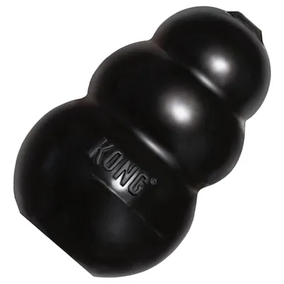 Juguete de goma negra con la marca KONG grabada, forma redondeada y superficie lisa, visible sin embalaje ni otros elementos.