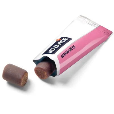 Advance Dermaforte snack v růžovém obalu, částečně otevřený s viditelným hnědým kouskem snacku.
