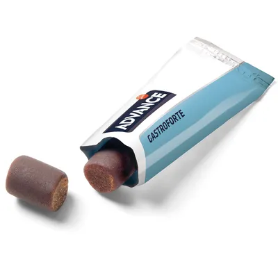 Advance Gastroforte snack v modro-bílém obalu, částečně otevřený s viditelným hnědým snackem.