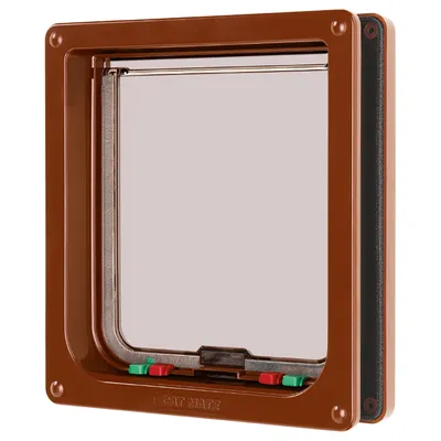 Puerta para gatos Cat Mate de plástico marrón con panel transparente y controles deslizantes rojos y verdes visibles en la parte inferior.