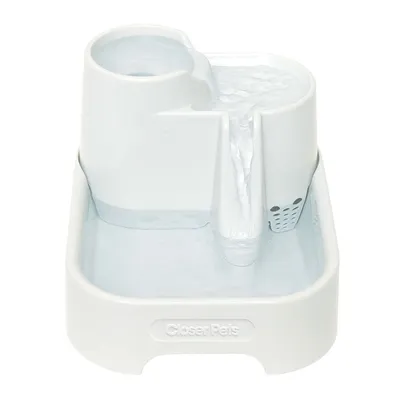 Fontaine à eau blanche en plastique avec écoulement visible, marque Closer Pets inscrite sur le devant.