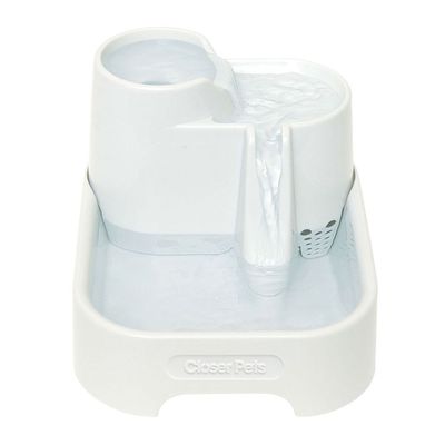 Fontanella per animali Closer Pets in plastica bianca con flusso d'acqua a cascata visibile e vaschetta inferiore, marchio Closer Pets sul fronte.