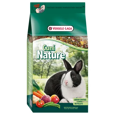 Versele-Laga Cuni Nature kaninfoder, billede af sort-hvid kanin, grøntsager og tekst: Odour Control, No Pellets, Aroma Pack. Synligt foder i toppen af posen.