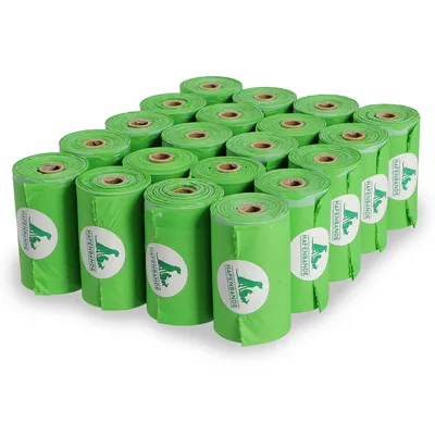Plusieurs rouleaux de sacs verts avec le texte visible 'HAFENBANDE' et un logo chien sur chaque rouleau.